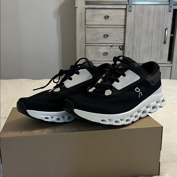 On Cloud Black and White Athletic Shoes - Picture 1 of 7